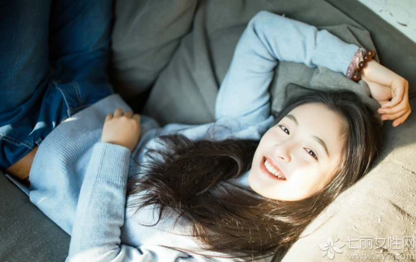 拥有sunshine笑容的阳光美女，仅仅只是看着甜美的笑容已经治愈不少受伤的心，对于宅男来说，这也是一种美好的享受，清爽干净的面容，少女毫不做作的神态表情，都是那么的让人心旷神怡。分享一组Sunshine girl阳光写真，看清纯俏皮女生的甜美笑容。