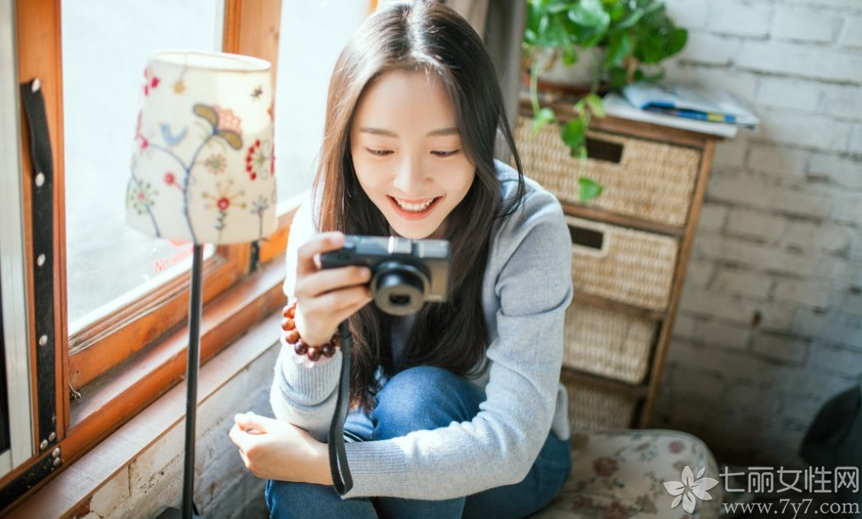 拥有sunshine笑容的阳光美女，仅仅只是看着甜美的笑容已经治愈不少受伤的心，对于宅男来说，这也是一种美好的享受，清爽干净的面容，少女毫不做作的神态表情，都是那么的让人心旷神怡。分享一组Sunshine girl阳光写真，看清纯俏皮女生的甜美笑容。