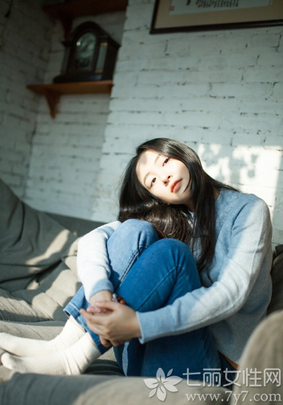 拥有sunshine笑容的阳光美女，仅仅只是看着甜美的笑容已经治愈不少受伤的心，对于宅男来说，这也是一种美好的享受，清爽干净的面容，少女毫不做作的神态表情，都是那么的让人心旷神怡。分享一组Sunshine girl阳光写真，看清纯俏皮女生的甜美笑容。