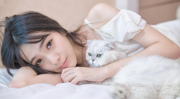 这位美女长相十分甜美清纯，无辜灵动的大眼，楚楚动人，瞬间激起保护欲望。身着一袭白裙，优雅仙美，配上一头黑色长发，让人砰然心动，白皙长腿更是画面的焦点。与自己心爱的宠物猫猫相互依偎，整个画面更是带着清新稚嫩感，很是唯美。