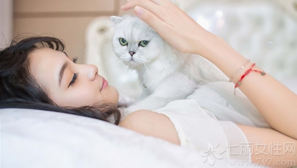 这位美女长相十分甜美清纯，无辜灵动的大眼，楚楚动人，瞬间激起保护欲望。身着一袭白裙，优雅仙美，配上一头黑色长发，让人砰然心动，白皙长腿更是画面的焦点。与自己心爱的宠物猫猫相互依偎，整个画面更是带着清新稚嫩感，很是唯美。