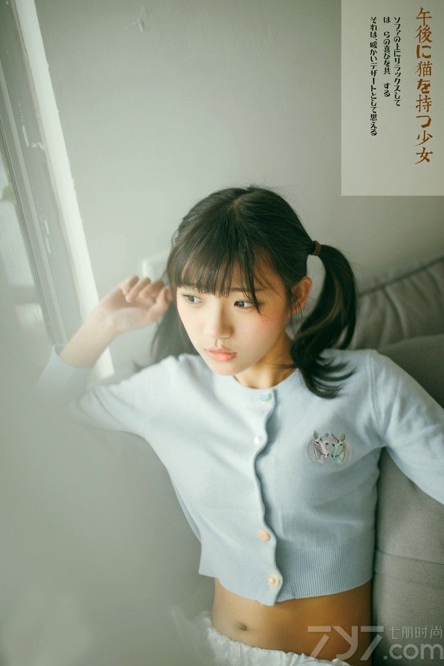 转眼间00后也已成美丽少女了，下面为大家带来的这组美女生活照，稚嫩的脸颊，配上齐刘海，可爱迷人，再加上双马尾，更是春天活力美少女，休闲假期，在家与猫咪亲密的逗玩着，可爱至极。