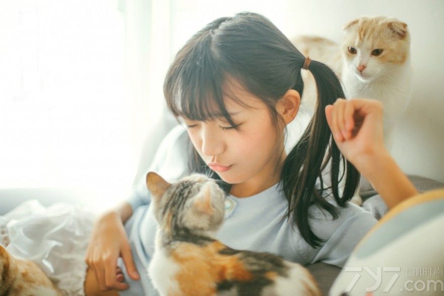 转眼间00后也已成美丽少女了，下面为大家带来的这组美女生活照，稚嫩的脸颊，配上齐刘海，可爱迷人，再加上双马尾，更是春天活力美少女，休闲假期，在家与猫咪亲密的逗玩着，可爱至极。