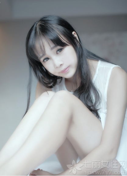 这位美女长相清新可人，白皙的肌肤，精致的五官，第一眼望去便让人过目难忘，让人产生保护欲望。一袭白色连衣裙，更是凸显出清新甜美的气质，以及嫣然一笑的画面，太过于迷人心醉，更是迷倒众多宅男。下面就来一起来看看这组清纯萝莉美女清甜私房照写真。