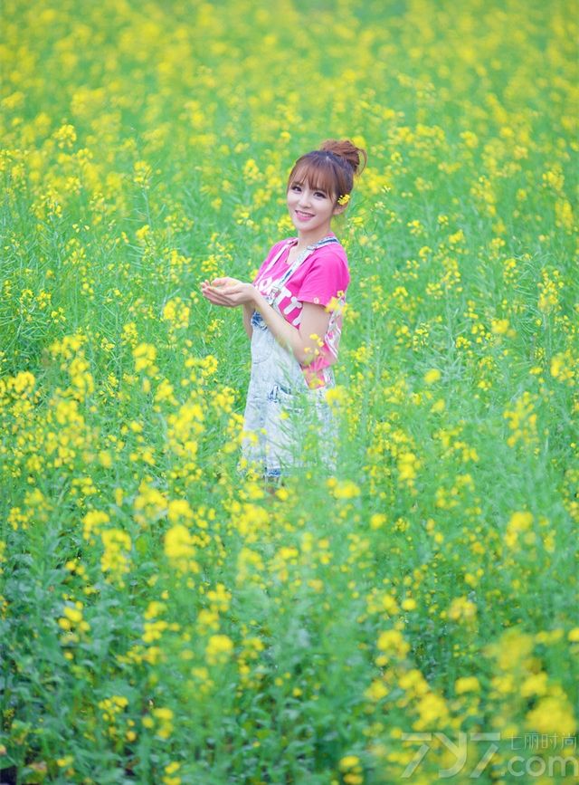 暖春三月，正是油菜花开得最旺盛的时候，这组温柔女子正好借着油菜花拍摄出来的写真，展示小清新甜美的画面，加上阳光的照射下格外的明媚动人。分享一组暖春三月温柔女子写真，看清纯容颜展示俏丽魅力。
