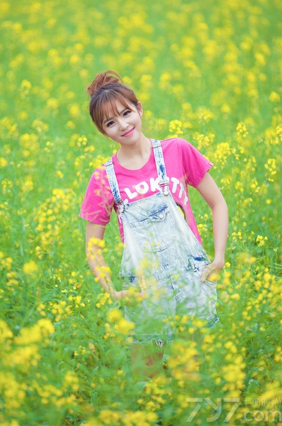 暖春三月，正是油菜花开得最旺盛的时候，这组温柔女子正好借着油菜花拍摄出来的写真，展示小清新甜美的画面，加上阳光的照射下格外的明媚动人。分享一组暖春三月温柔女子写真，看清纯容颜展示俏丽魅力。