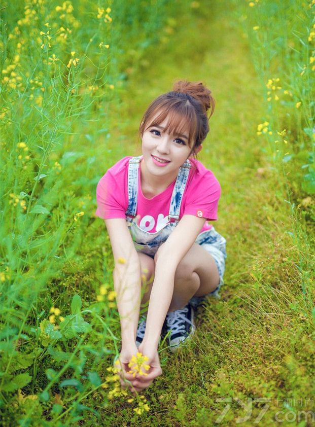 暖春三月，正是油菜花开得最旺盛的时候，这组温柔女子正好借着油菜花拍摄出来的写真，展示小清新甜美的画面，加上阳光的照射下格外的明媚动人。分享一组暖春三月温柔女子写真，看清纯容颜展示俏丽魅力。