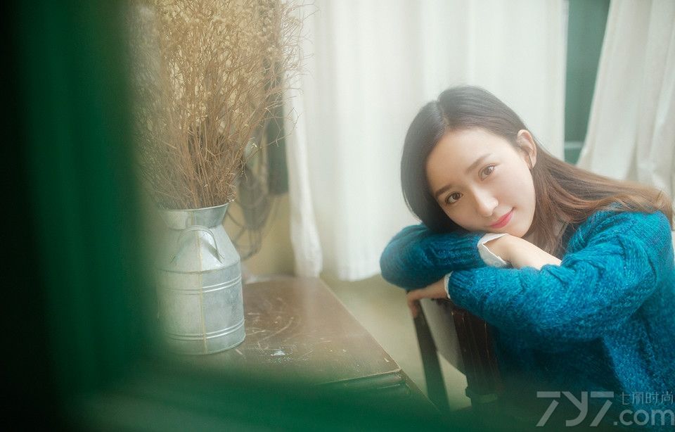 文静素雅的女子总是格外的惹人心动，今天为大家分享一组超清纯唯美女生写真图，清秀的面庞，化着精致的淡妆，唯美甜静，身穿蓝色毛衣+白衬衫，在家中静静的等待爱的降临，令人倾心。