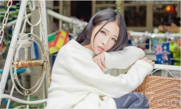 在春暖花开的季节，身着宽松的白色毛衣，衬托出最清纯的气质。精致的五官，非常甜美迷人，一头乌黑及腰的长发配上白皙的肌肤，透露出诱人气息，娇俏可人迷倒众多宅男。