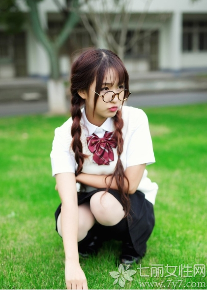 这位长相清甜的美女，充满了清纯活力，穿着甜美的校服套装，散发出另类甜美气息。白色短袖衫搭配黑色褶皱短裙，清新感十足，及膝长筒袜和红色蝴蝶领点缀，性感中略带俏皮感。这身装扮充分的展示了青春期最美好的时代，戴着框架眼镜和扎着羊角辫，可爱俏皮的画面让宅男心动不已元气满满的清纯美貌很动人。