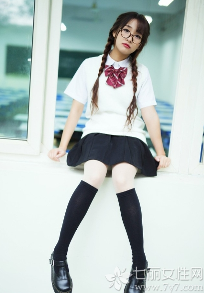 这位长相清甜的美女，充满了清纯活力，穿着甜美的校服套装，散发出另类甜美气息。白色短袖衫搭配黑色褶皱短裙，清新感十足，及膝长筒袜和红色蝴蝶领点缀，性感中略带俏皮感。这身装扮充分的展示了青春期最美好的时代，戴着框架眼镜和扎着羊角辫，可爱俏皮的画面让宅男心动不已元气满满的清纯美貌很动人。