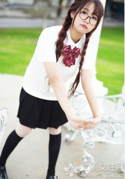 这位长相清甜的美女，充满了清纯活力，穿着甜美的校服套装，散发出另类甜美气息。白色短袖衫搭配黑色褶皱短裙，清新感十足，及膝长筒袜和红色蝴蝶领点缀，性感中略带俏皮感。这身装扮充分的展示了青春期最美好的时代，戴着框架眼镜和扎着羊角辫，可爱俏皮的画面让宅男心动不已元气满满的清纯美貌很动人。