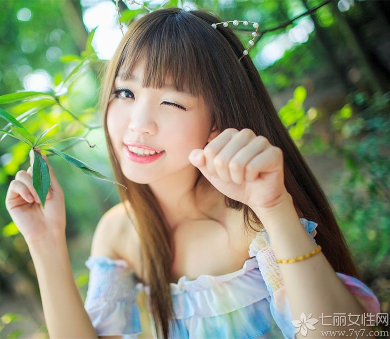 调皮可爱的女生，戴着猫咪发箍装扮出如同可爱萌系的猫咪一眼，让人一眼望去无法转移视线，特别是一张白皙透明的脸蛋，忍不住想捏几把，会放电的大眼瞬间迷倒不少宅男，一起来看这组可爱猫咪女生俏皮写真，清纯美女演绎小清新的图片。