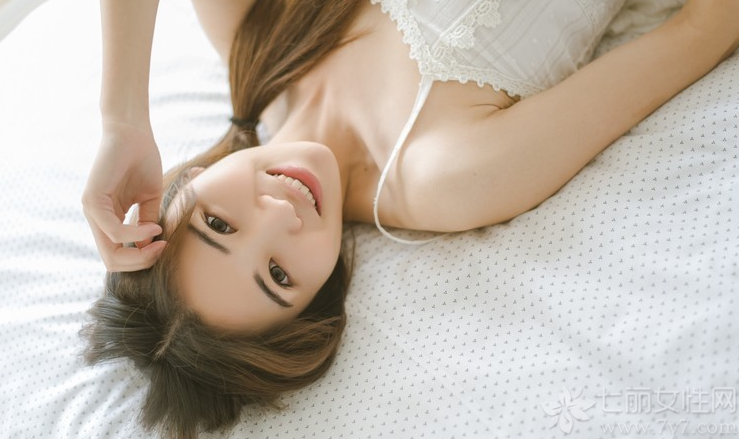 如同阳光一样温暖笑容的明媚女子，带着最暖心的微笑，哪怕是穿着白色睡衣也能展示清纯的性感诱惑，白皙剔透的肌肤，在阳光照射下格外耀眼，让人无法抗拒的魅力，更引发男性们强烈的保护欲望。分享一组温柔女子清晨写真图片，看清纯美女释放正能量魅力。