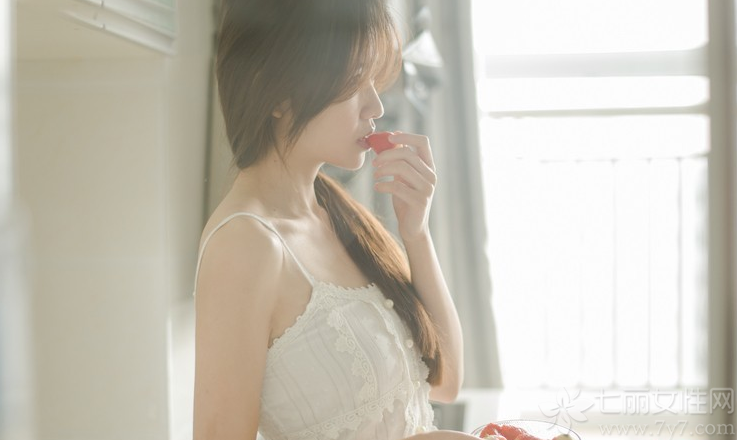 如同阳光一样温暖笑容的明媚女子，带着最暖心的微笑，哪怕是穿着白色睡衣也能展示清纯的性感诱惑，白皙剔透的肌肤，在阳光照射下格外耀眼，让人无法抗拒的魅力，更引发男性们强烈的保护欲望。分享一组温柔女子清晨写真图片，看清纯美女释放正能量魅力。