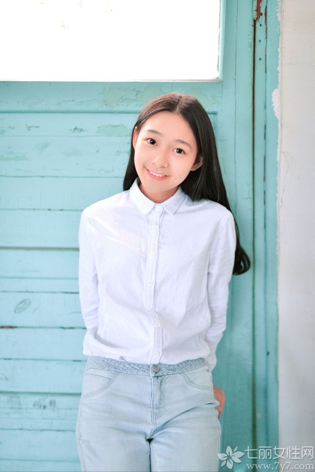 都说敢素颜的美女才是真正的美女，下面为大家带来一组素颜美女生活照，清纯的长相，身穿白色衬衫+牛仔长裤，在户外的树林里显得格外的唯美清新，下面分享清纯素颜美女生活照 冬天里的素美人。