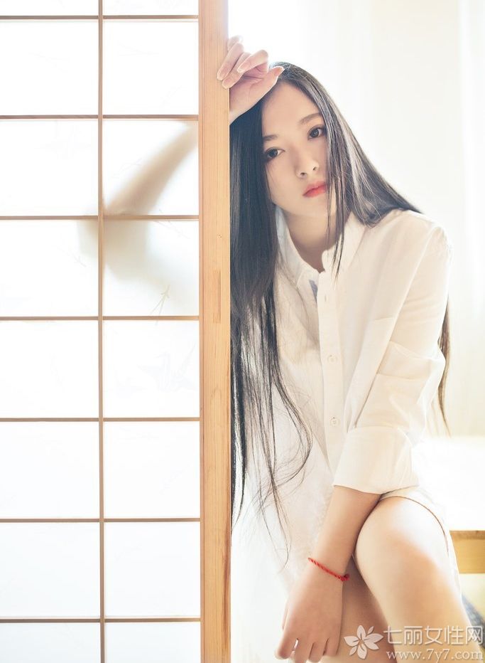 清纯甜美的女生总是格外的惹人疼爱，下面为大家带来一组世界第一美女生活照，清纯可爱的长相，一双水汪汪的大眼睛，乌黑的长发，甜美的笑容，看了就让人心情愉快，再加上白色衬衫，唯美至极。