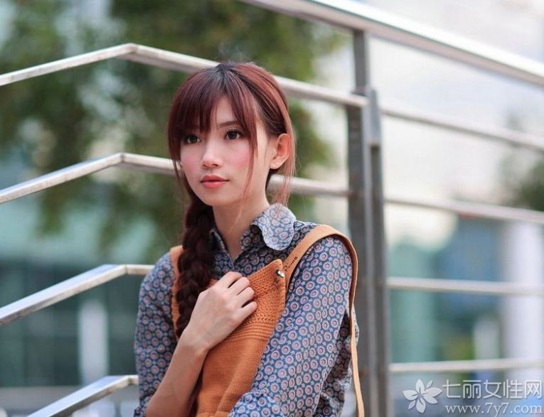 这组小女生户外清纯写真图片，在秋高气爽的季节穿着复古气息的印花衬衫+棕色背带连衣裙，将女性洒脱的一面展现无疑，侧马尾辨也显得更有女人味，分享清纯甜蜜小女生户外写真 衬衫+背带裙复古时尚。