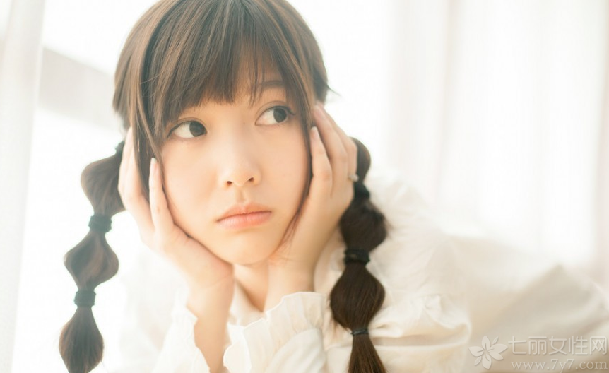 有甜美气质的萌妹子写真，光是一双灵动大眼就能让宅男们深陷不能自拔。加上穿着唯美白裙，让整个人的唯美气质更为迷人，与乖巧猫咪的互动画面让人心动不已。分享一组白裙少女清纯私房写真，萌妹子的甜美诱人图片。