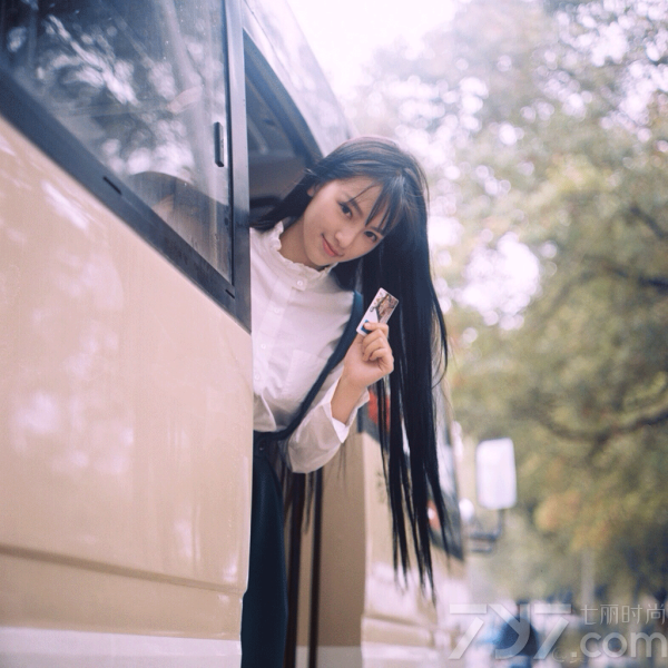 如果你不知道谁是黄灿灿，那么你就out了！在12月19日播出的《奔跑吧兄弟》中，武大女神黄灿灿被angelababy喊女神！不少人看了这一期后，对黄灿灿更喜欢了！下面就一直来看看这位樱花女神的图片吧！