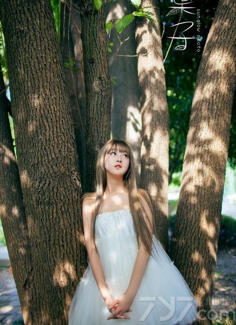 每个女生心中都有一个公主梦，梦想着哪天自己能变成精灵的美仙子了就好了。下面为大家分享超唯美女生户外写真，清纯的面容，娇俏可爱，身穿白色蕾丝娃娃裙，在绿色叶子的衬托下显得格外的美丽，宛如森林里的精灵美仙子。