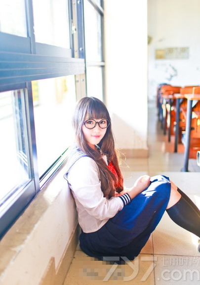 相信不少网友都看过动漫《美少女战士》，动漫中，水兵月穿着美少女水手服，吸引不少宅男的眼球。而这组由校园美女穿着水手制服拍摄的写真图片，充分的展示美少女的清纯魅力，带上黑框眼镜，衬托一双会放电卖萌的无邪大眼。分享一组美少女水手制服写真图片，放电大眼美女的清纯魅力。