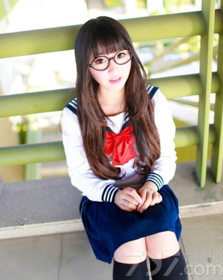 相信不少网友都看过动漫《美少女战士》，动漫中，水兵月穿着美少女水手服，吸引不少宅男的眼球。而这组由校园美女穿着水手制服拍摄的写真图片，充分的展示美少女的清纯魅力，带上黑框眼镜，衬托一双会放电卖萌的无邪大眼。分享一组美少女水手制服写真图片，放电大眼美女的清纯魅力。