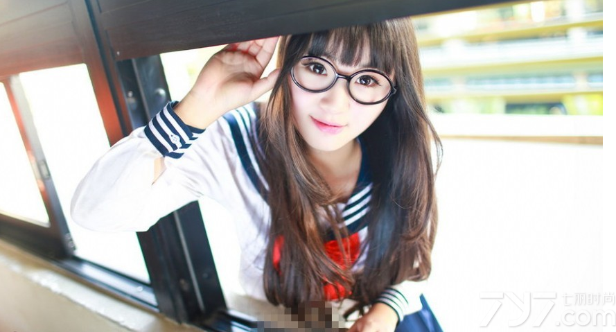相信不少网友都看过动漫《美少女战士》，动漫中，水兵月穿着美少女水手服，吸引不少宅男的眼球。而这组由校园美女穿着水手制服拍摄的写真图片，充分的展示美少女的清纯魅力，带上黑框眼镜，衬托一双会放电卖萌的无邪大眼。分享一组美少女水手制服写真图片，放电大眼美女的清纯魅力。