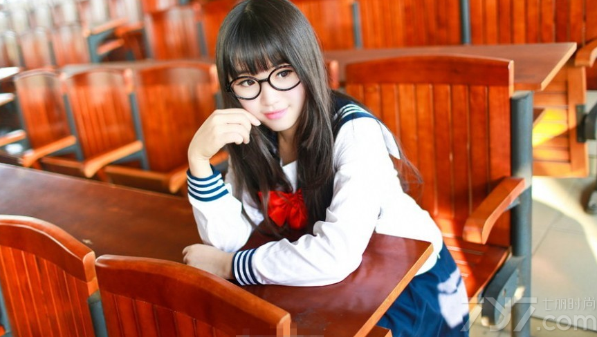 相信不少网友都看过动漫《美少女战士》，动漫中，水兵月穿着美少女水手服，吸引不少宅男的眼球。而这组由校园美女穿着水手制服拍摄的写真图片，充分的展示美少女的清纯魅力，带上黑框眼镜，衬托一双会放电卖萌的无邪大眼。分享一组美少女水手制服写真图片，放电大眼美女的清纯魅力。