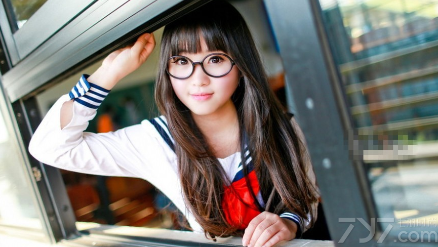 相信不少网友都看过动漫《美少女战士》，动漫中，水兵月穿着美少女水手服，吸引不少宅男的眼球。而这组由校园美女穿着水手制服拍摄的写真图片，充分的展示美少女的清纯魅力，带上黑框眼镜，衬托一双会放电卖萌的无邪大眼。分享一组美少女水手制服写真图片，放电大眼美女的清纯魅力。