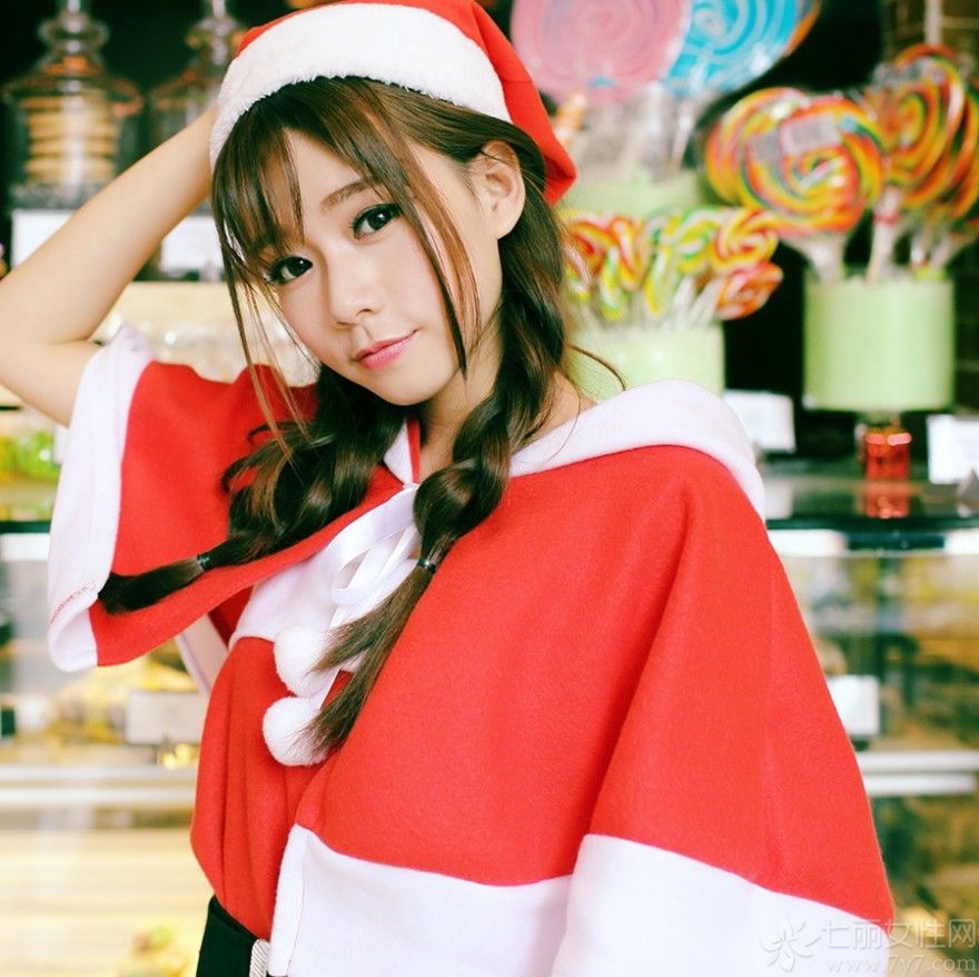 一年一度的圣诞节就要来临了，在这个浪漫的季节里，很多漂亮的MM都喜欢穿上喜庆的对应装，下面就为大家分享一组超清纯可爱美女唯美写真，她身穿红色圣诞装扮，喜庆卖萌，惹人疼爱至极。