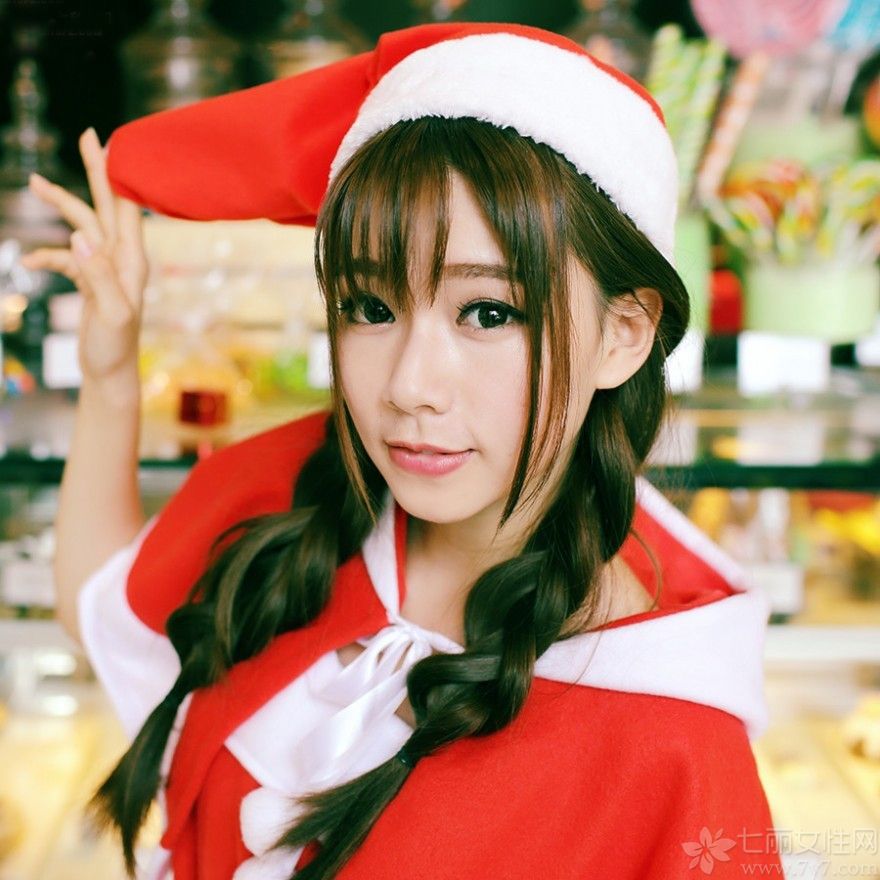 一年一度的圣诞节就要来临了，在这个浪漫的季节里，很多漂亮的MM都喜欢穿上喜庆的对应装，下面就为大家分享一组超清纯可爱美女唯美写真，她身穿红色圣诞装扮，喜庆卖萌，惹人疼爱至极。