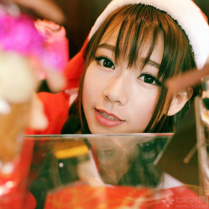 一年一度的圣诞节就要来临了，在这个浪漫的季节里，很多漂亮的MM都喜欢穿上喜庆的对应装，下面就为大家分享一组超清纯可爱美女唯美写真，她身穿红色圣诞装扮，喜庆卖萌，惹人疼爱至极。