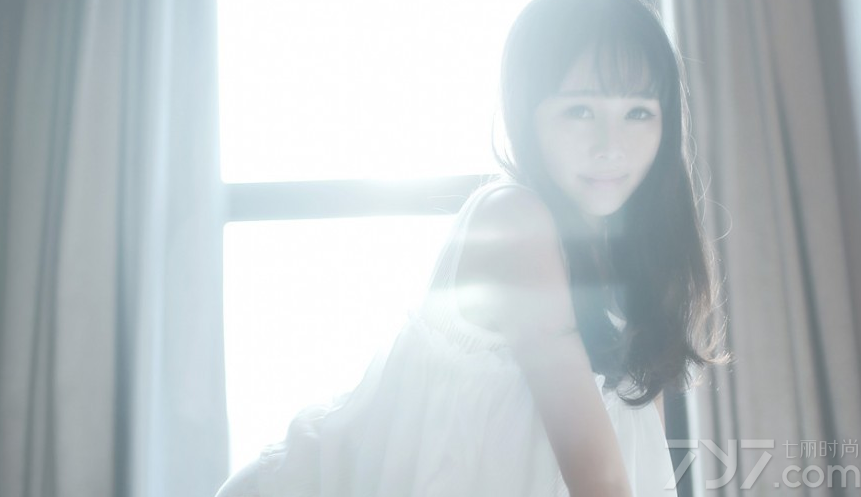 沐浴在阳光下的白衣少女，第一眼望去便让人过目难忘，白皙的肌肤以及嫣然一笑的画面，更是迷倒众多宅男。在私密闺房内拍摄的清纯写真画面，太过于迷人心醉。下面就来一起来看看这组白衣少女室内清纯写真，看撩人心弦的唯美图片太迷人。