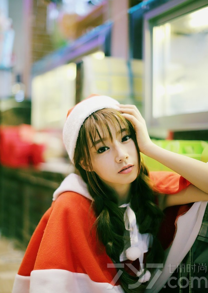 圣诞节即将来临，街上的商店都纷纷装饰出圣诞节的气氛。当然了也可以在清纯美女身上展现，这组由清纯美女穿着圣诞节服饰拍摄出来的圣诞节写真，诠释出圣红色的喜庆气氛，下面一起来欣赏看看吧，分享一组圣诞节小红帽美女清纯写真，抢眼红色生活照展示喜庆气氛。