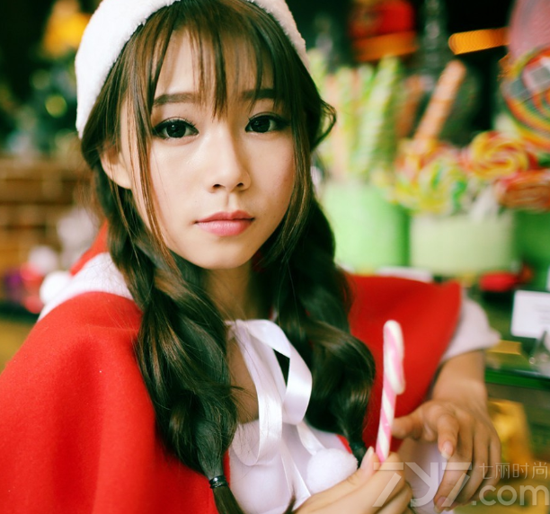 圣诞节即将来临，街上的商店都纷纷装饰出圣诞节的气氛。当然了也可以在清纯美女身上展现，这组由清纯美女穿着圣诞节服饰拍摄出来的圣诞节写真，诠释出圣红色的喜庆气氛，下面一起来欣赏看看吧，分享一组圣诞节小红帽美女清纯写真，抢眼红色生活照展示喜庆气氛。
