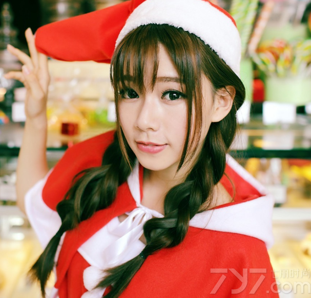 圣诞节即将来临，街上的商店都纷纷装饰出圣诞节的气氛。当然了也可以在清纯美女身上展现，这组由清纯美女穿着圣诞节服饰拍摄出来的圣诞节写真，诠释出圣红色的喜庆气氛，下面一起来欣赏看看吧，分享一组圣诞节小红帽美女清纯写真，抢眼红色生活照展示喜庆气氛。