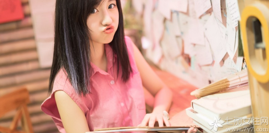 俏皮女生的日常生活写真照，充分的体现出邻家女孩私下不为人知的一面，乌黑的头发加上灵动的大眼都是那么的迷人，白肌肤以及嘟嘴卖萌的画面直接秒杀宅男。分享一组俏皮女生嘟嘴清纯写真图片，看吐舌卖萌生活照如何秒杀宅男。