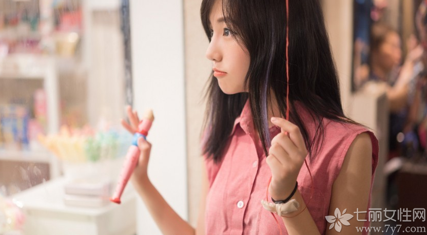 俏皮女生的日常生活写真照，充分的体现出邻家女孩私下不为人知的一面，乌黑的头发加上灵动的大眼都是那么的迷人，白肌肤以及嘟嘴卖萌的画面直接秒杀宅男。分享一组俏皮女生嘟嘴清纯写真图片，看吐舌卖萌生活照如何秒杀宅男。