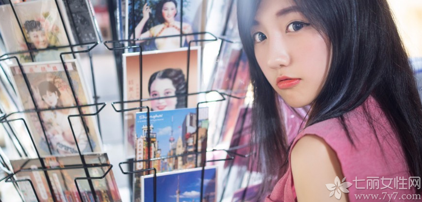 俏皮女生的日常生活写真照，充分的体现出邻家女孩私下不为人知的一面，乌黑的头发加上灵动的大眼都是那么的迷人，白肌肤以及嘟嘴卖萌的画面直接秒杀宅男。分享一组俏皮女生嘟嘴清纯写真图片，看吐舌卖萌生活照如何秒杀宅男。