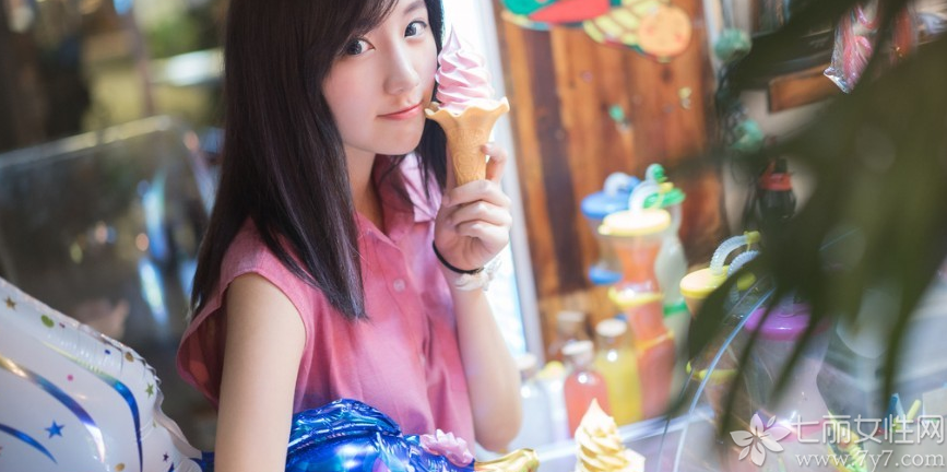 俏皮女生的日常生活写真照，充分的体现出邻家女孩私下不为人知的一面，乌黑的头发加上灵动的大眼都是那么的迷人，白肌肤以及嘟嘴卖萌的画面直接秒杀宅男。分享一组俏皮女生嘟嘴清纯写真图片，看吐舌卖萌生活照如何秒杀宅男。