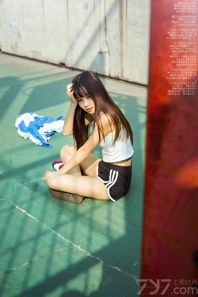 这组活泼美少女清纯写真图片，甜美的清纯容颜以及乌黑的长发，完美的诠释了校花女神的魅力，加上穿着运动服装，将运动的性感魅力尽情展现，不经意吐露的性感长腿太过迷人，分享一组活泼美少女清纯写真图片，看运动风格性感魅力秒杀宅男。