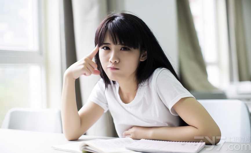 每个人都有过学生时代的回忆，这种回忆最能体现出青春稚嫩时期的美好，而这组由清新美女luna所拍摄的学生时代写真，一头乌黑长发以及穿着简单白T和热裤的画面，让人不仅联想起学生时期曾暗恋的ta，仿佛就如同刚发生没多久，下面一起来看看这组清新美女luna清纯写真吧，美好学生时代图片迷倒众人。