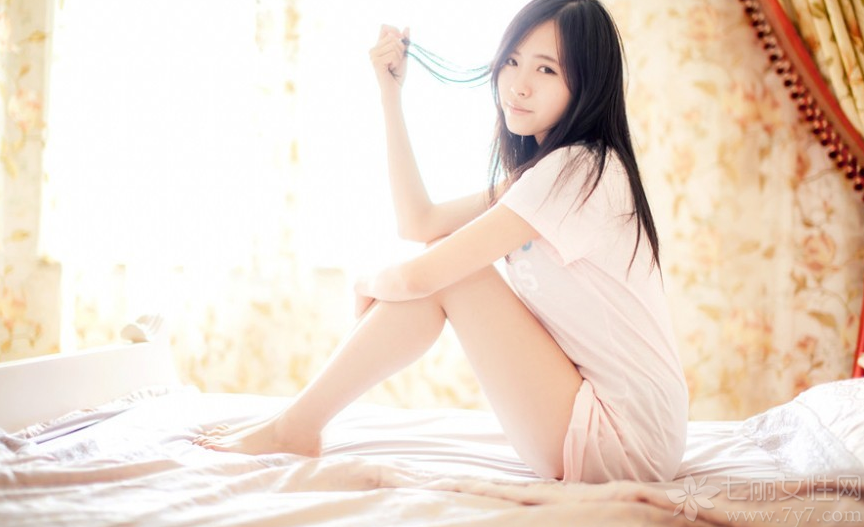 早安少女的清晨初醒时的慵懒妩媚，拍摄出一组另类的迷人魅力写真图片，但也不失少女的甜美和清纯迷人魅力，白皙肌肤和性感长腿也是这组写真中的诱人焦点。分享一组早安少女清纯写真图片，清晨初醒的慵懒迷人魅力。