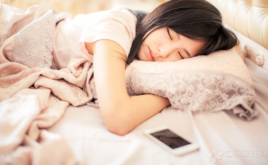 早安少女的清晨初醒时的慵懒妩媚，拍摄出一组另类的迷人魅力写真图片，但也不失少女的甜美和清纯迷人魅力，白皙肌肤和性感长腿也是这组写真中的诱人焦点。分享一组早安少女清纯写真图片，清晨初醒的慵懒迷人魅力。