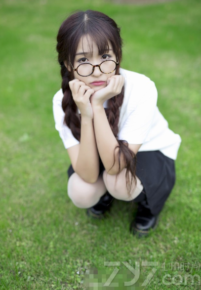 充满了清纯活力的可爱少女，穿着有致命气息的制服拍摄出一种另类甜美和性感一起的写真图片，充分的展示了青春期最美好的时代，戴着框架眼镜和扎着羊角辫，可爱俏皮的画面让宅男心动不已，分享一组可爱少女制服写真图片，元气满满的清纯美貌很动人。