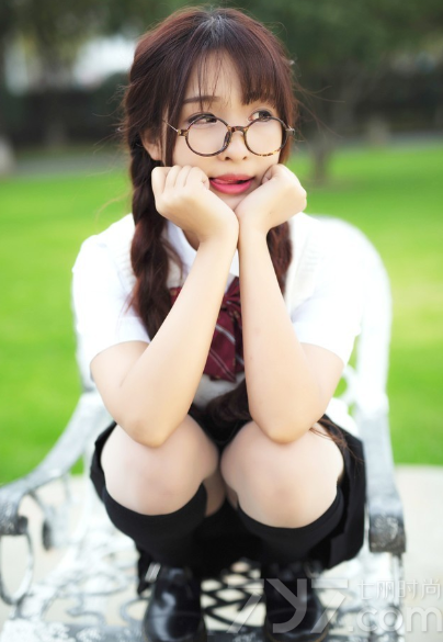 充满了清纯活力的可爱少女，穿着有致命气息的制服拍摄出一种另类甜美和性感一起的写真图片，充分的展示了青春期最美好的时代，戴着框架眼镜和扎着羊角辫，可爱俏皮的画面让宅男心动不已，分享一组可爱少女制服写真图片，元气满满的清纯美貌很动人。