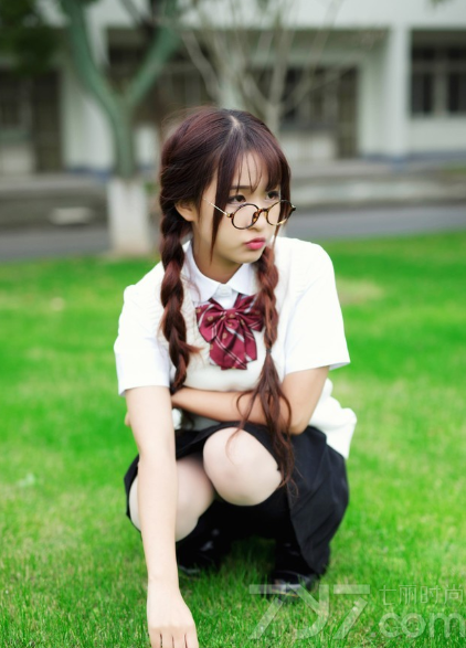 充满了清纯活力的可爱少女，穿着有致命气息的制服拍摄出一种另类甜美和性感一起的写真图片，充分的展示了青春期最美好的时代，戴着框架眼镜和扎着羊角辫，可爱俏皮的画面让宅男心动不已，分享一组可爱少女制服写真图片，元气满满的清纯美貌很动人。
