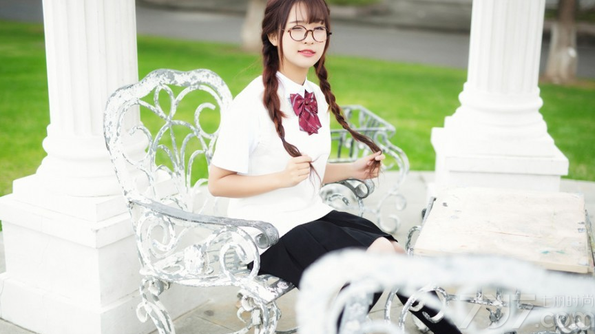 充满了清纯活力的可爱少女，穿着有致命气息的制服拍摄出一种另类甜美和性感一起的写真图片，充分的展示了青春期最美好的时代，戴着框架眼镜和扎着羊角辫，可爱俏皮的画面让宅男心动不已，分享一组可爱少女制服写真图片，元气满满的清纯美貌很动人。