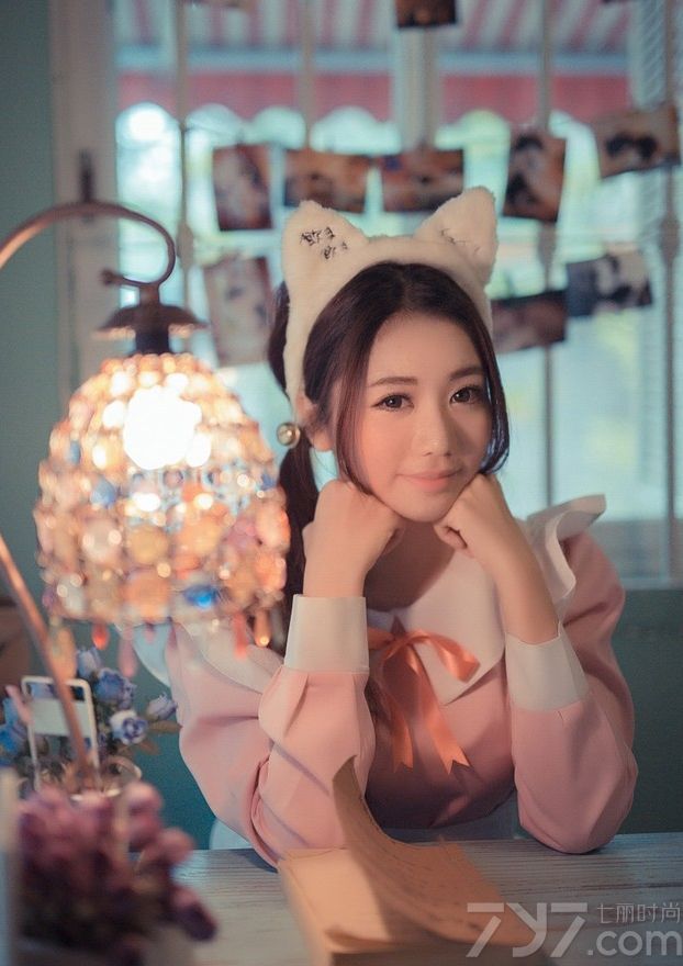 兔女郎是当下流行的元素，它总给人一种可爱的萌萌感，让人觉得温馨。下面为大家分享一组清纯萌妹子生活照，甜美乖巧的长相，精致的五官，身穿可爱公主制服，配上白色的毛毛兔装饰，悠闲的在咖啡厅享受她的美好恬静时光。